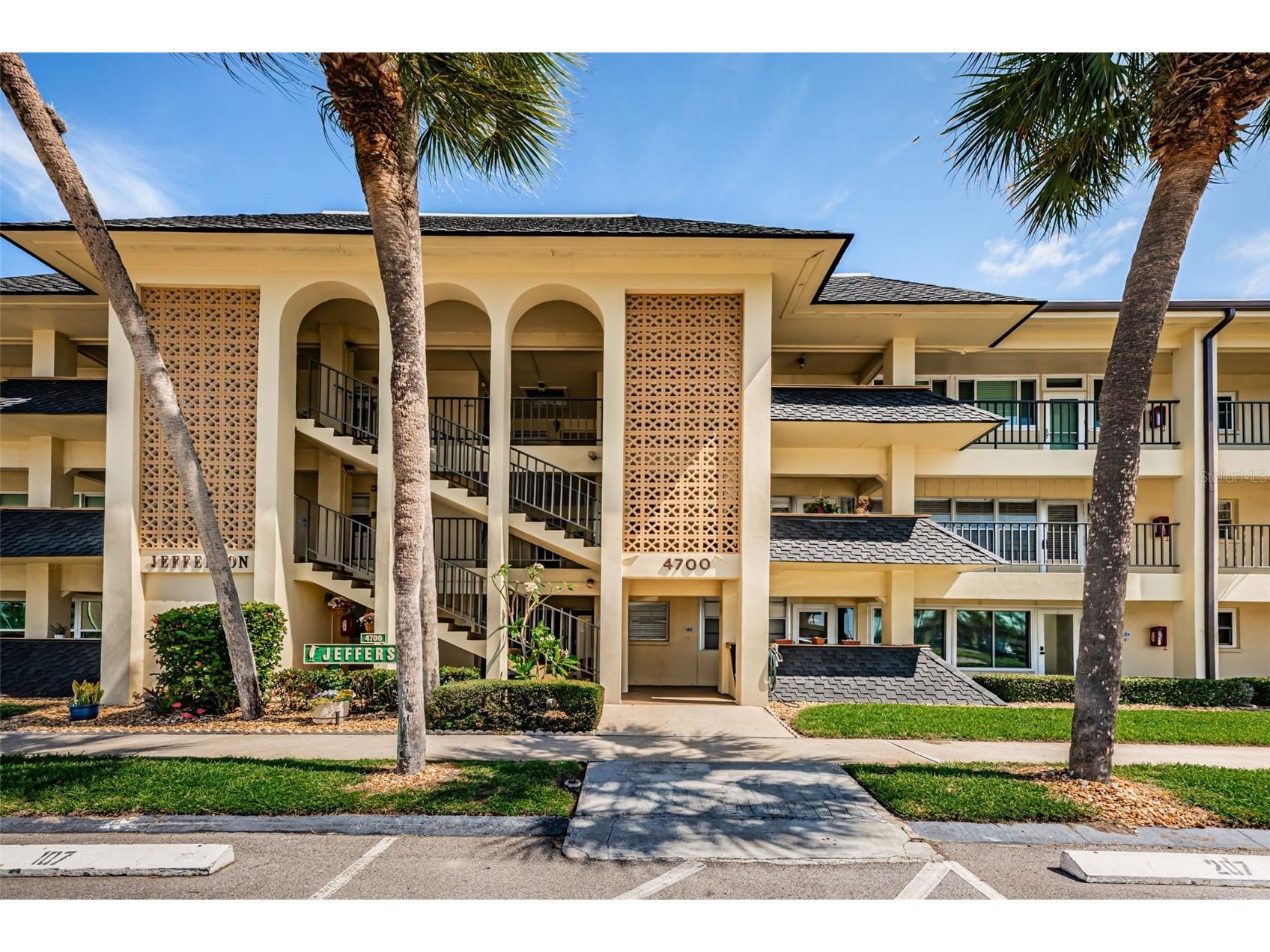 4700 Cove Circle #208 Saint Petersburg FL 33708 - BOCA CIEGA BAY TB8521066 image1