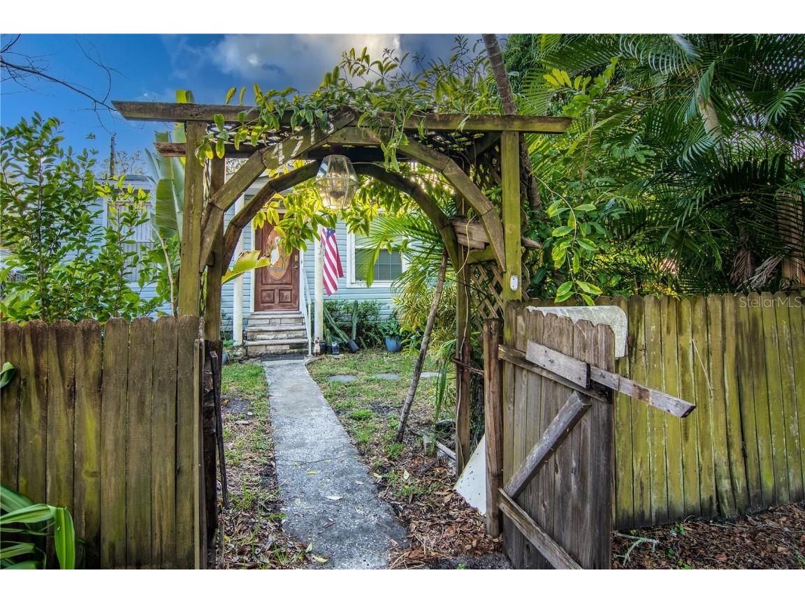 4716 Iris Street N Saint Petersburg FL 33714 U8185668 image1