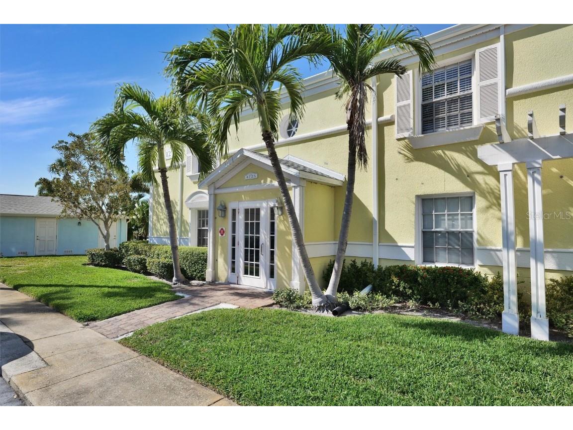 4725 Coquina Key Drive SE #A Saint Petersburg FL 33705 U8207530 image1