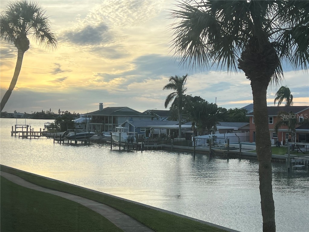 4725 Cove Circle #206 Saint Petersburg FL 33708 U8223293 image1