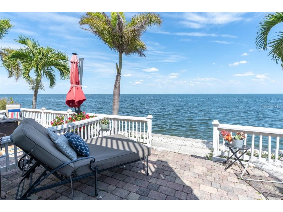 4762 Coquina Key Drive SE Saint Petersburg FL 33705 - TAMPA BAY U8198096 image1