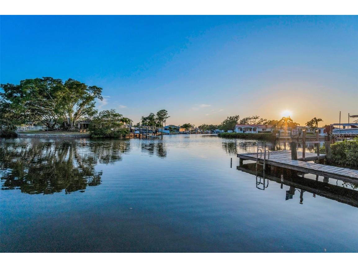 4772 Dover Street NE Saint Petersburg FL 33703 TB8381485 image1