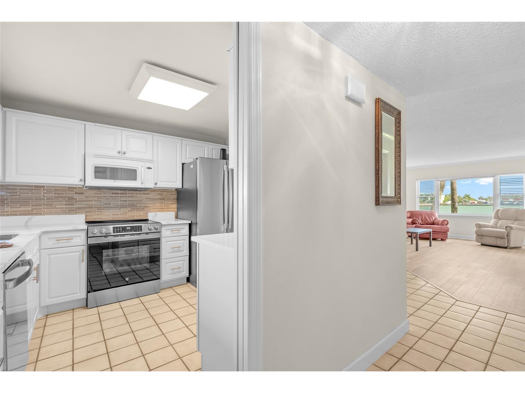 4775 Cove Cir Circle N #104 Saint Petersburg FL 33708 TB8501136 image8