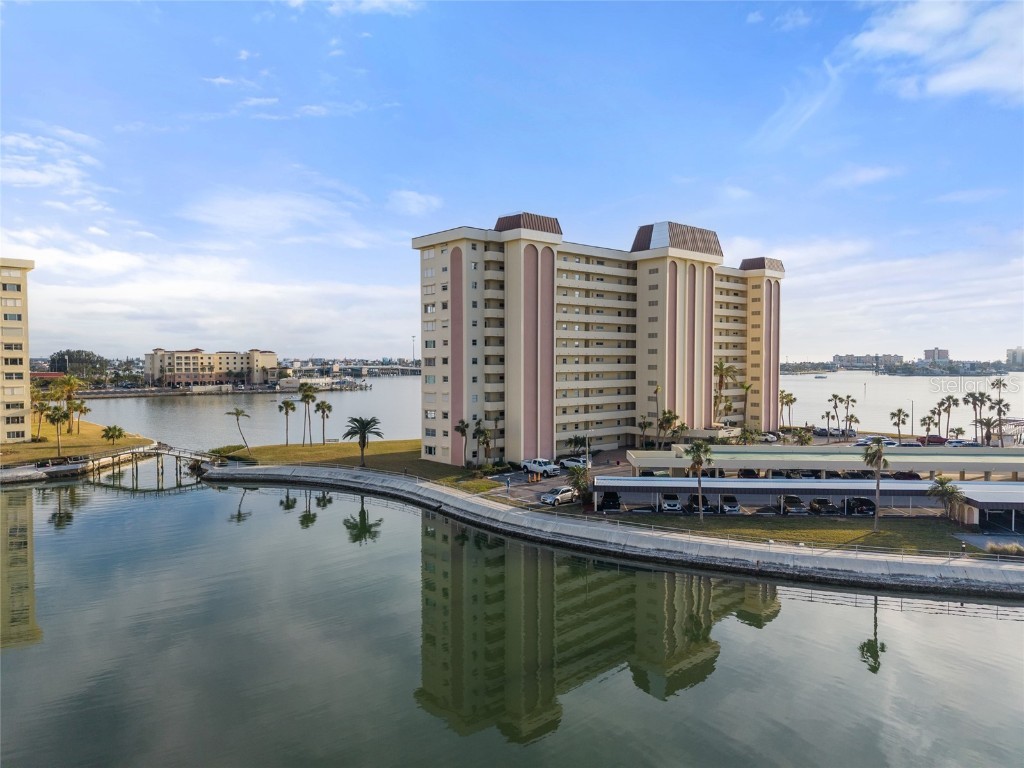 4775 Cove Circle #202 Saint Petersburg FL 33708 A4638462 image1