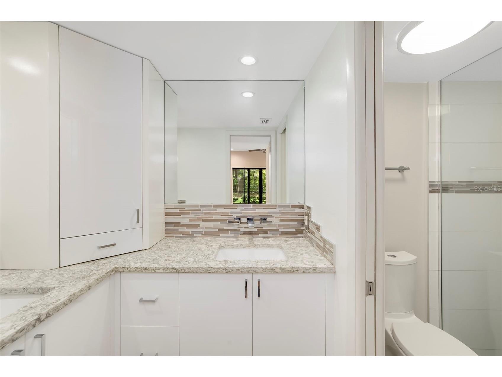 4820 Kestral Park Circle #18 Sarasota FL 34231 A4694438 image40