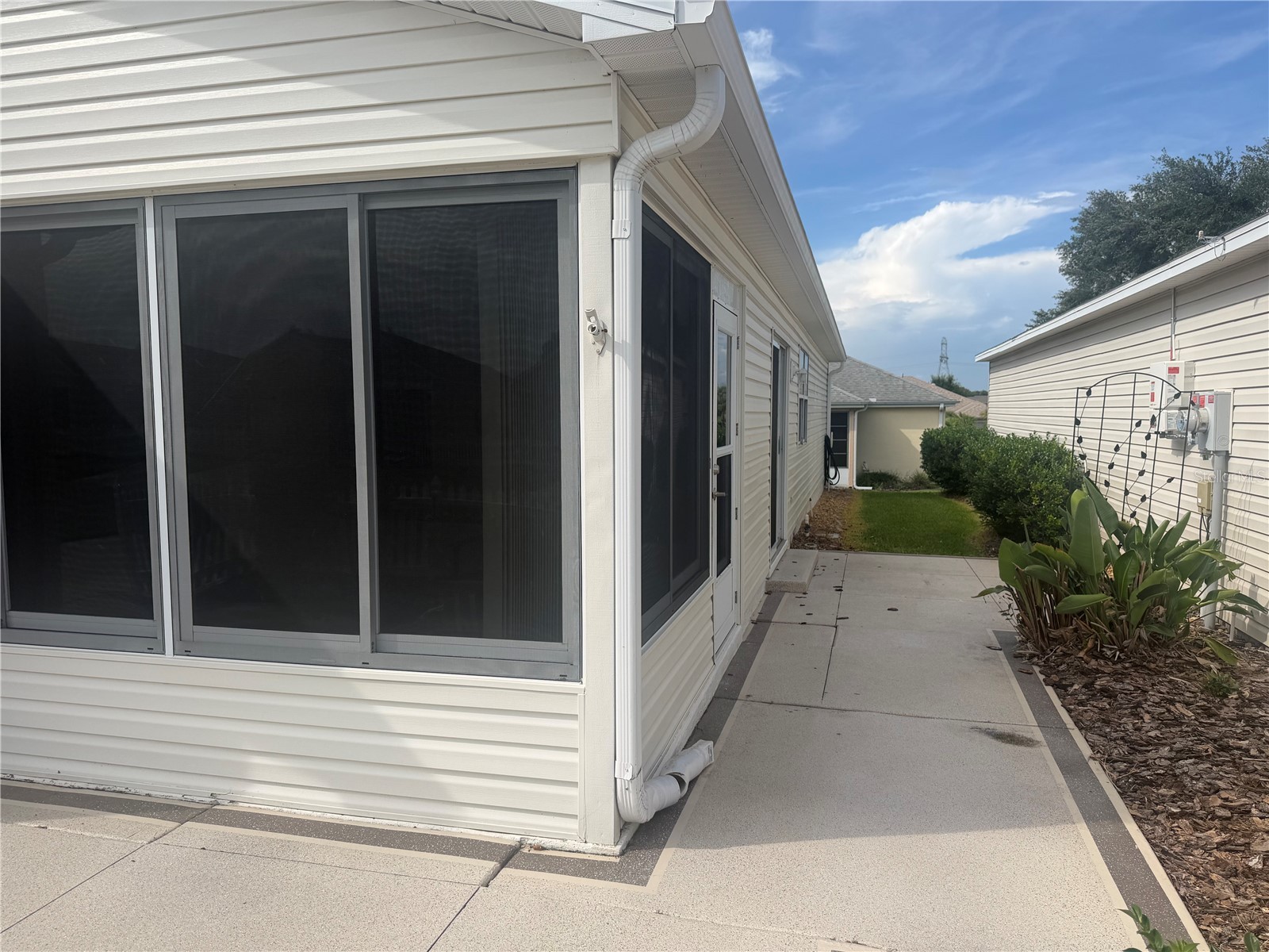 484 Hildalgo Drive Lady Lake FL 32159 G5114375 image2