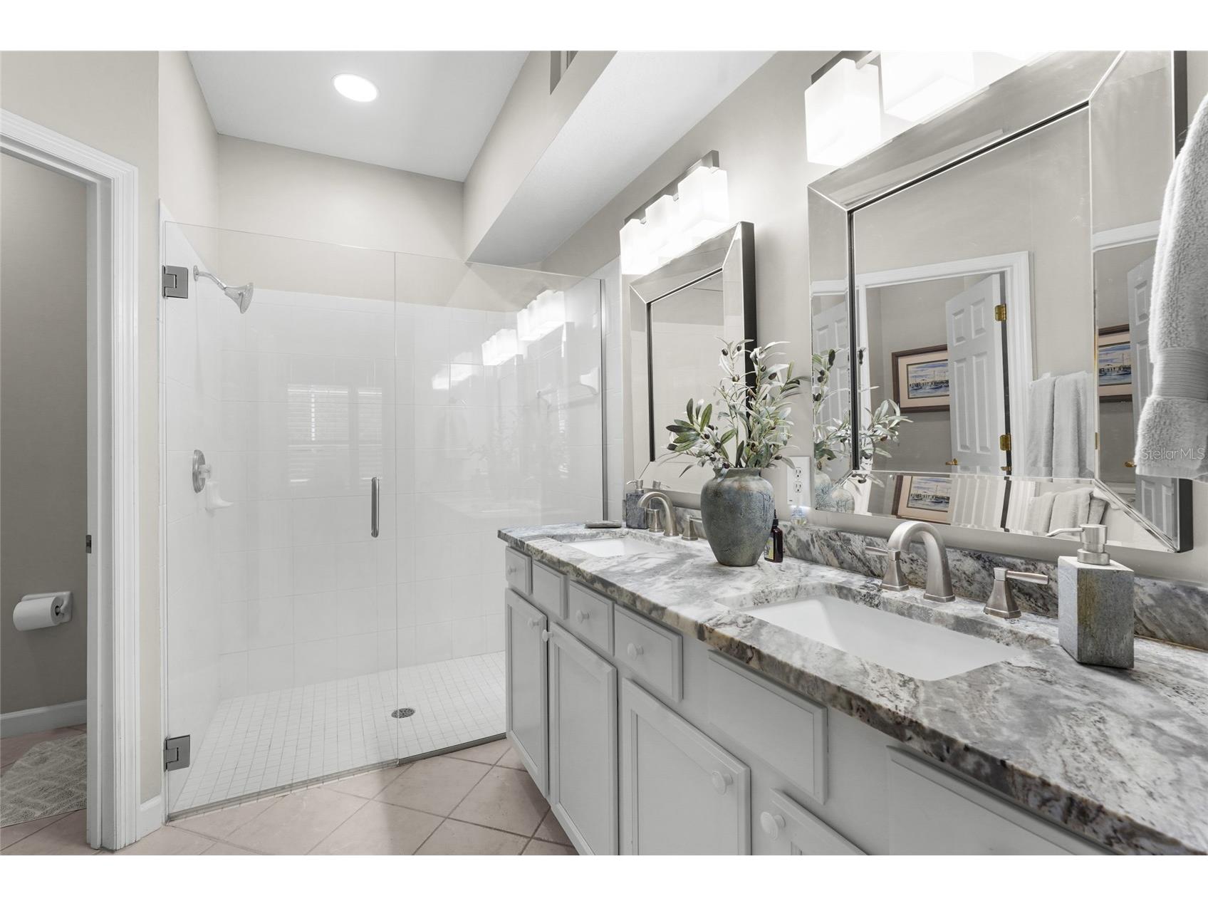 4840 Lakescene Place Sarasota FL 34243 A4663778 image7