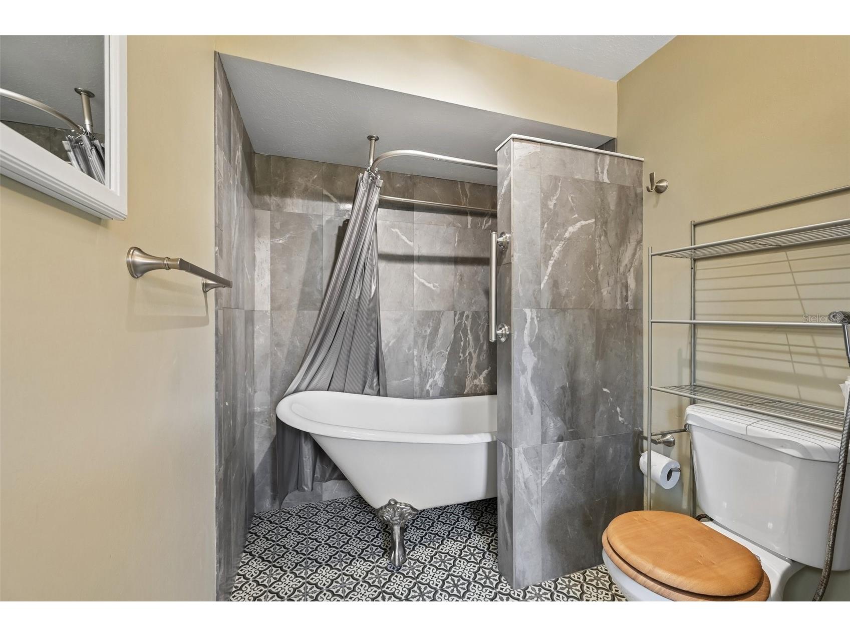 4873 Huntleigh Drive Sarasota FL 34233 A4697035 image32