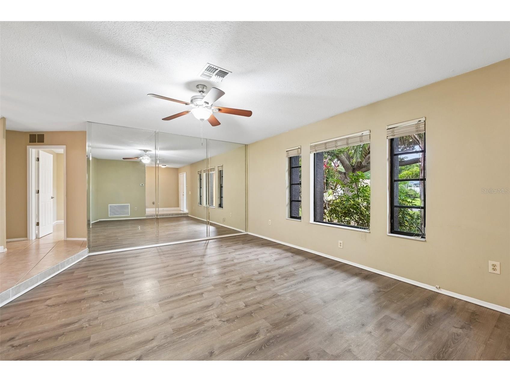4873 Huntleigh Drive Sarasota FL 34233 A4697035 image8