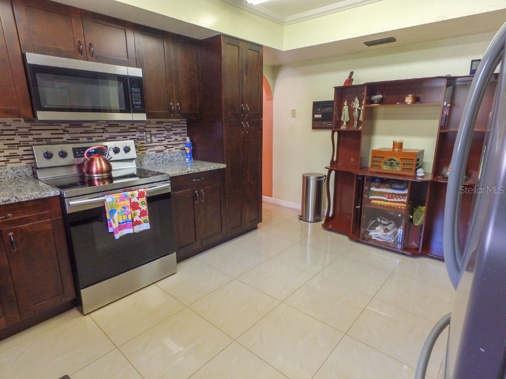 4902 Five Acre Road Plant City FL 33565 - PRIVATE ON SITE MAN-MADE POND TB8362974 image18