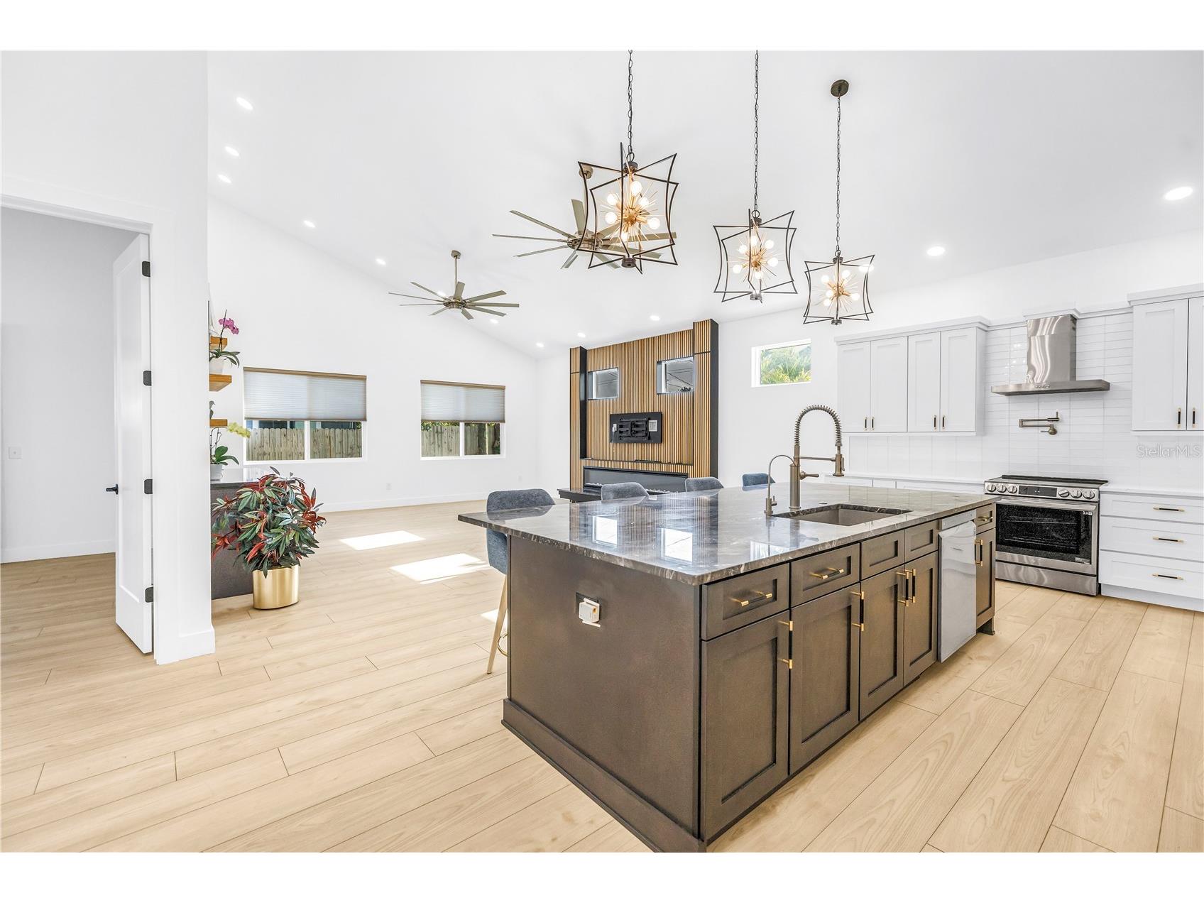 4907 15th Avenue N Saint Petersburg FL 33710 TB8490804 image3