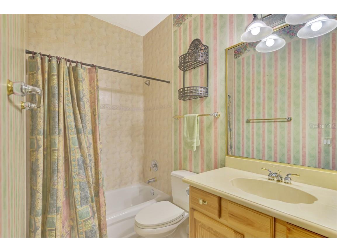 4914 Lakescene Place Sarasota FL 34243 A4636922 image33