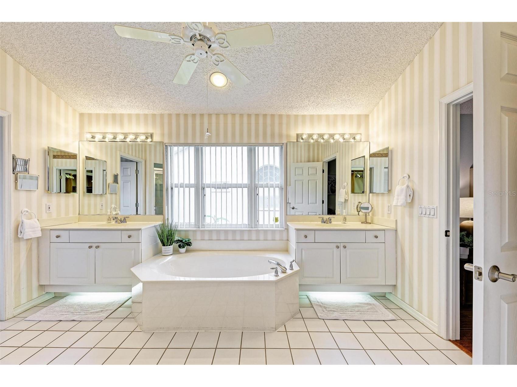 4916 Linsey Court Sarasota FL 34243 A4687682 image31
