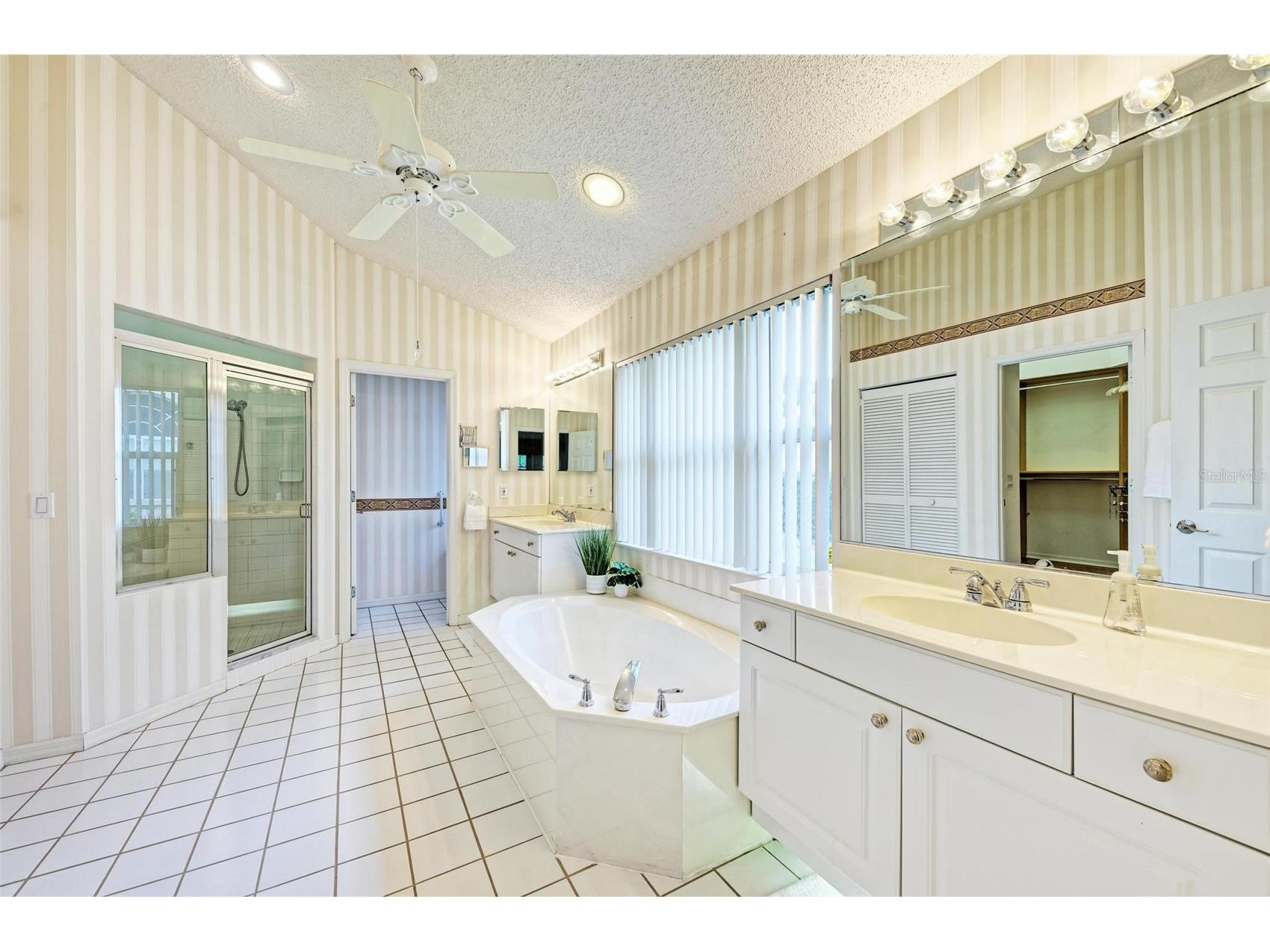 4916 Linsey Court Sarasota FL 34243 A4687682 image32
