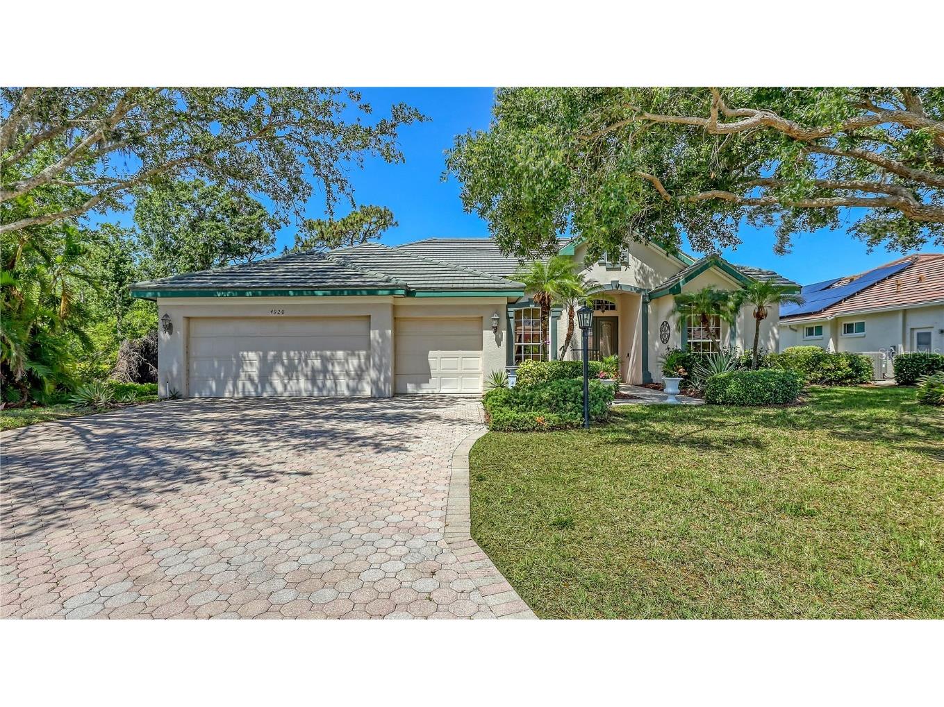 4920 Woodhurst Drive Sarasota FL 34243 A4652676 image1