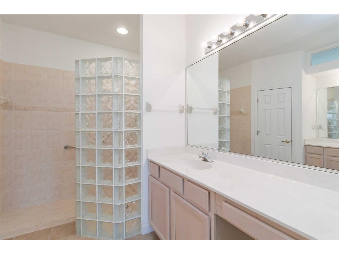 4939 Lakescene Place Sarasota FL 34243 A4666639 image24