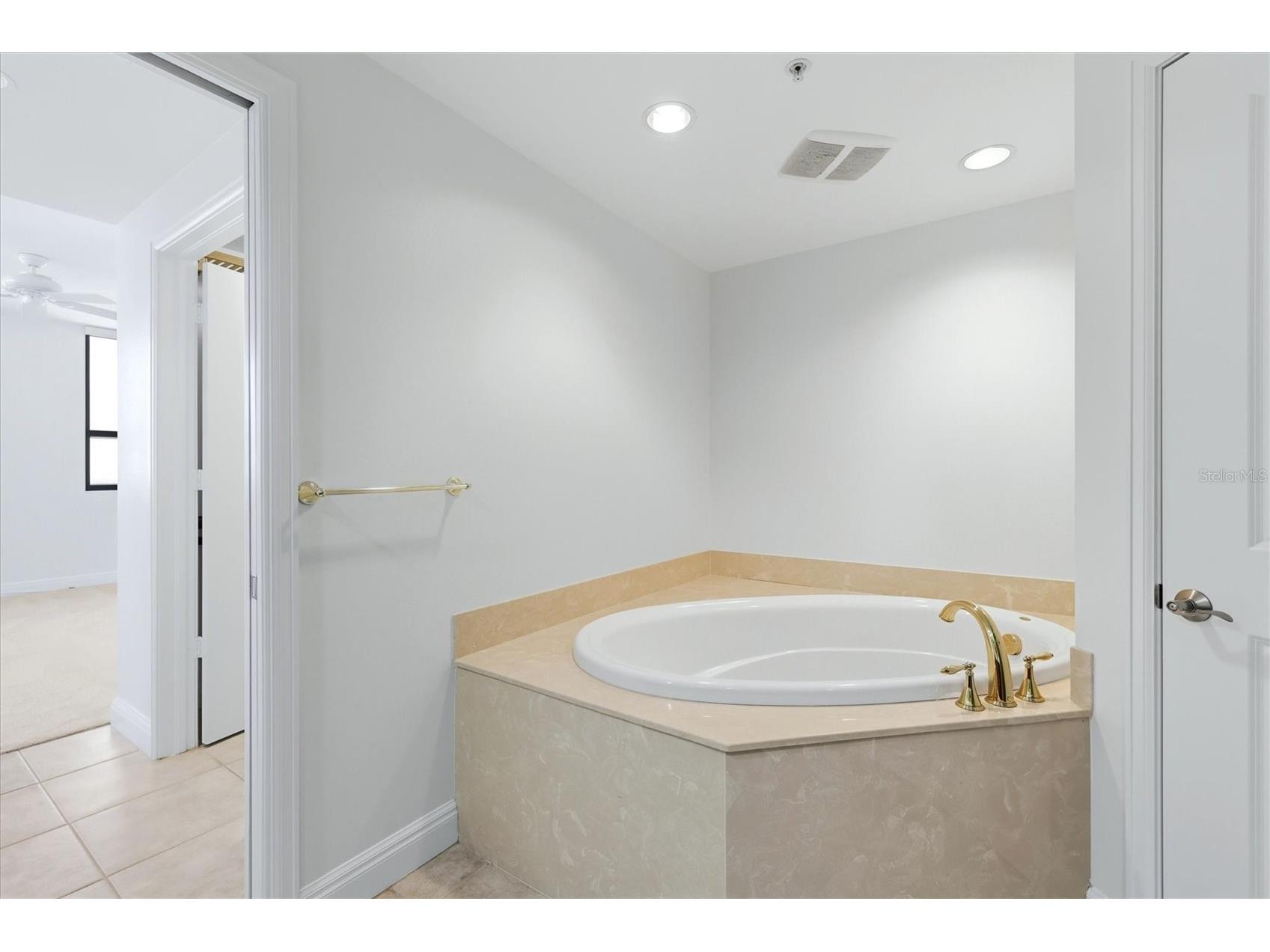 50 Central Ave #16-C Sarasota FL 34236 A4689102 image22
