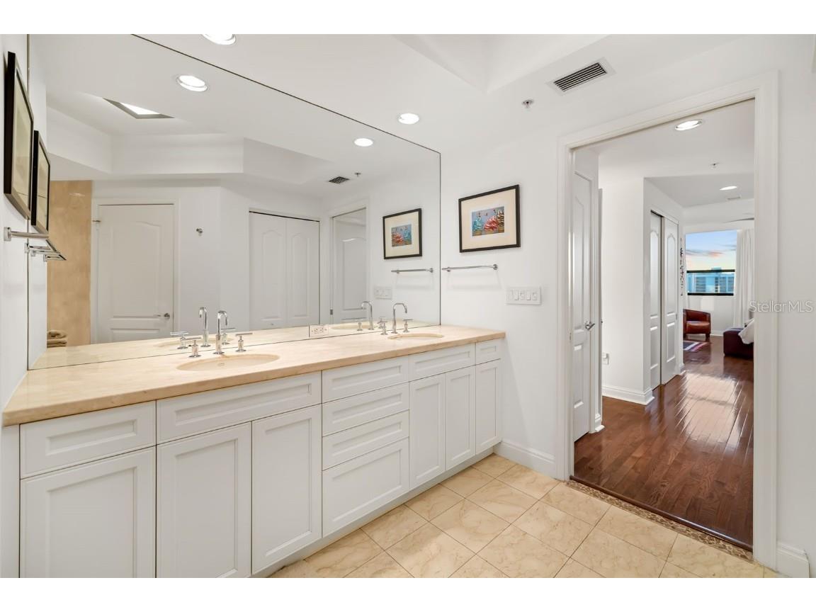 50 Central Avenue #14D Sarasota FL 34236 A4673299 image20