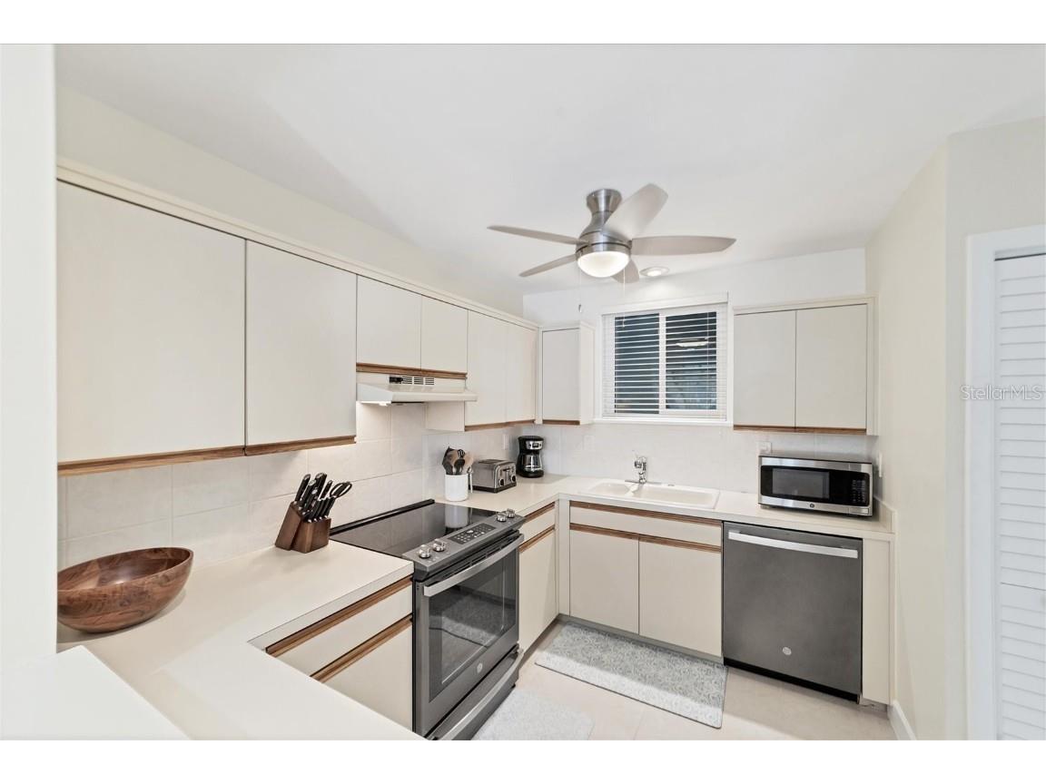 500 S Washington Drive #18B Sarasota FL 34236 A4555248 image4