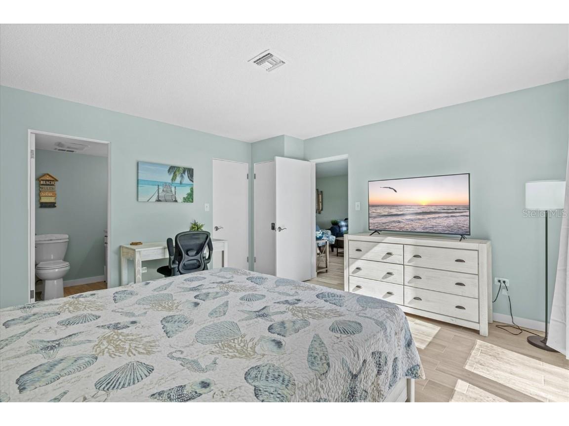 500 S Washington Drive #2A Sarasota FL 34236 A4674762 image14