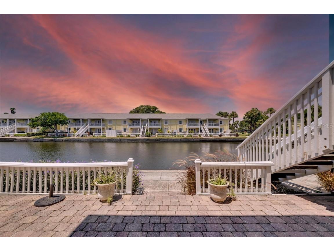 5005 Coquina Key Drive SE #B Saint Petersburg FL 33705 U8253501 image1