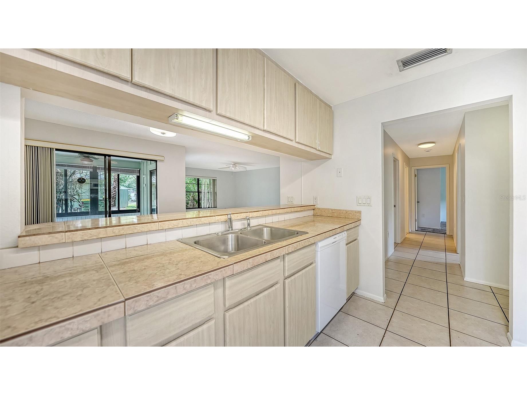 5010 Barrington Circle #2001 Sarasota FL 34234 A4693389 image13