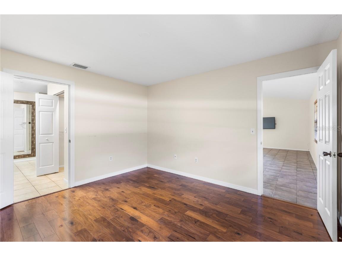 5015 Barrington Circle #201 Sarasota FL 34234 TB8427837 image18