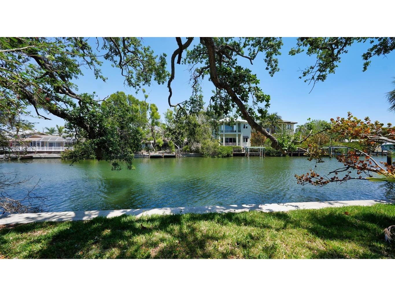 5033 Oxford Drive Sarasota FL 34242 A4649611 image1