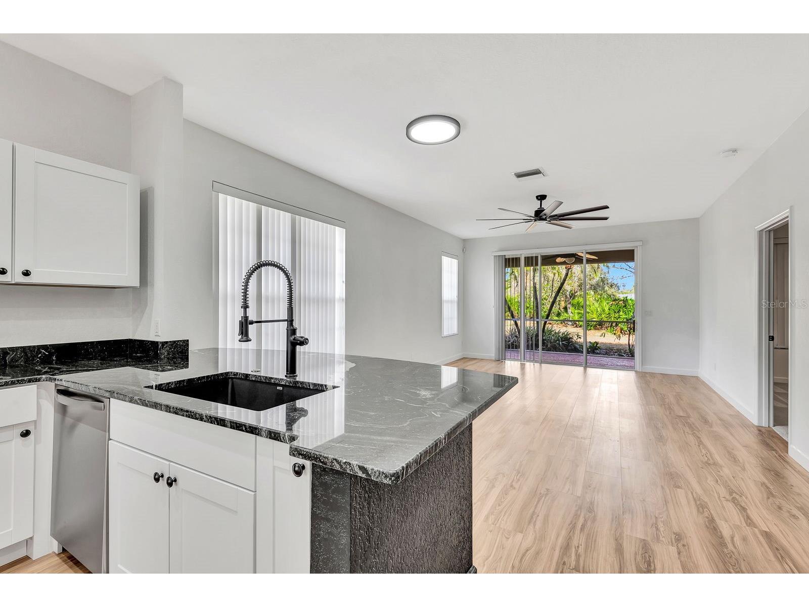 5035 Lakescene Place Sarasota FL 34243 A4683762 image11