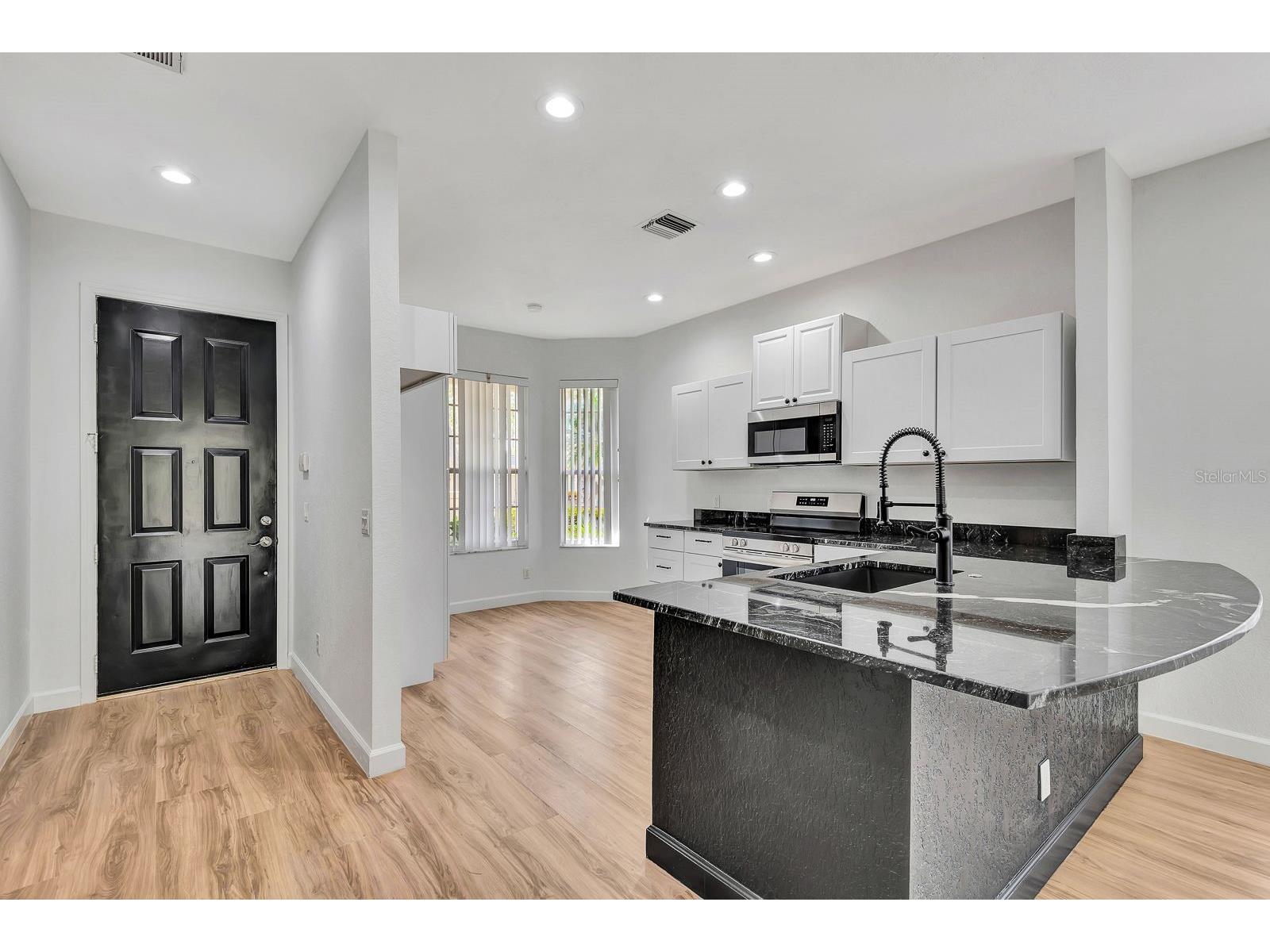 5035 Lakescene Place Sarasota FL 34243 A4683762 image8