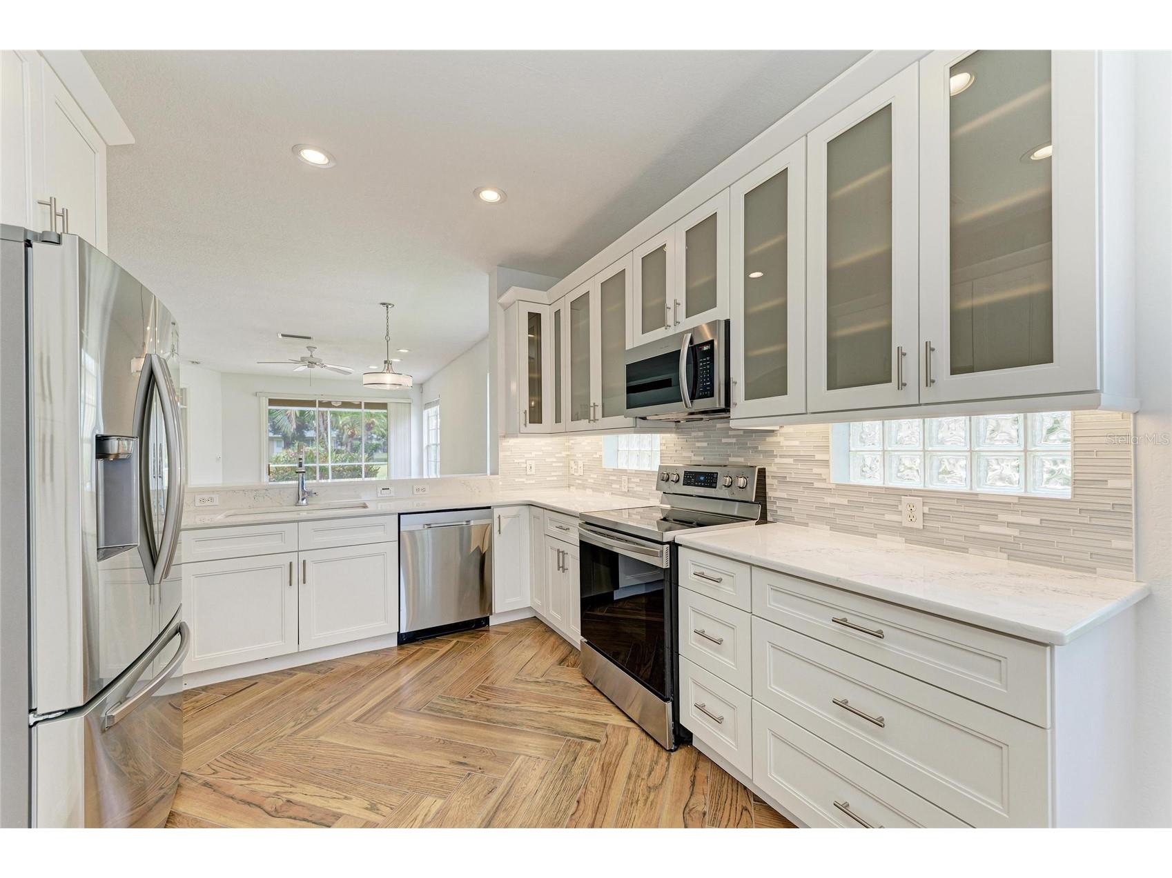 5047 Lakescene Place Sarasota FL 34243 A4691936 image10