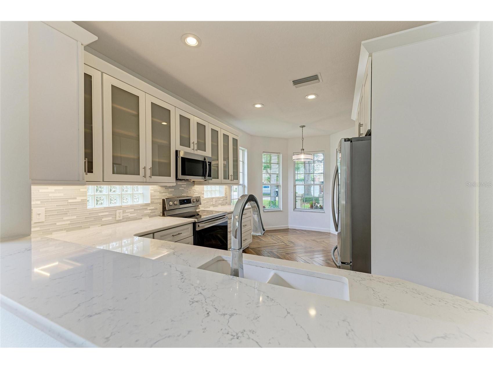 5047 Lakescene Place Sarasota FL 34243 A4691936 image11