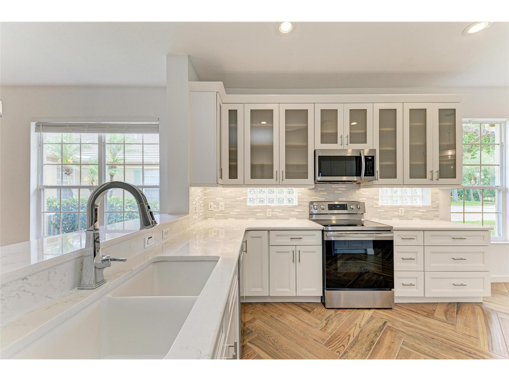 5047 Lakescene Place Sarasota FL 34243 A4691936 image12