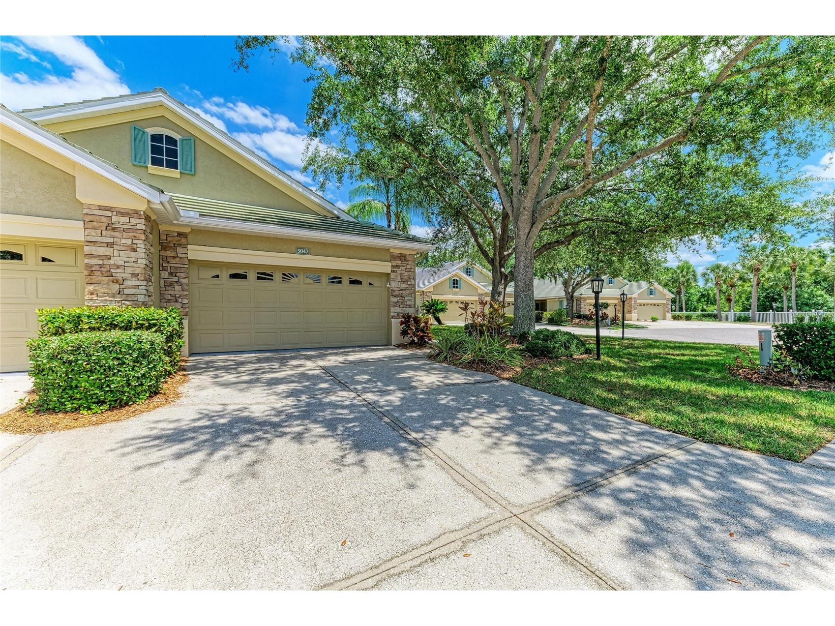 5047 Lakescene Place Sarasota FL 34243 A4691936 image3