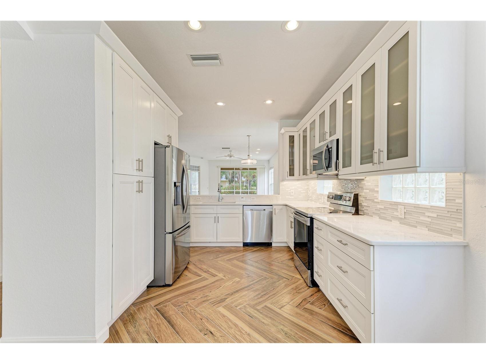 5047 Lakescene Place Sarasota FL 34243 A4691936 image9