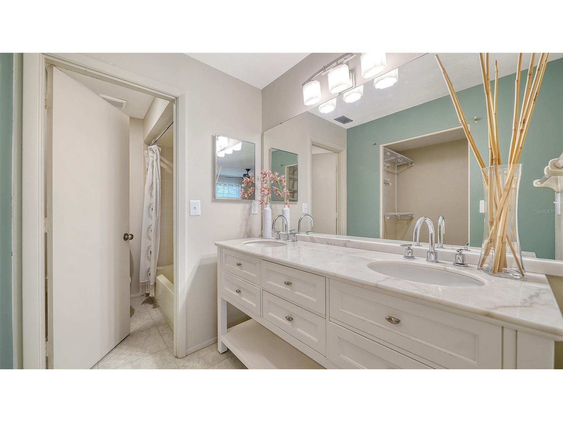 5056 Barrington Circle #2602 Sarasota FL 34234 A4690904 image16