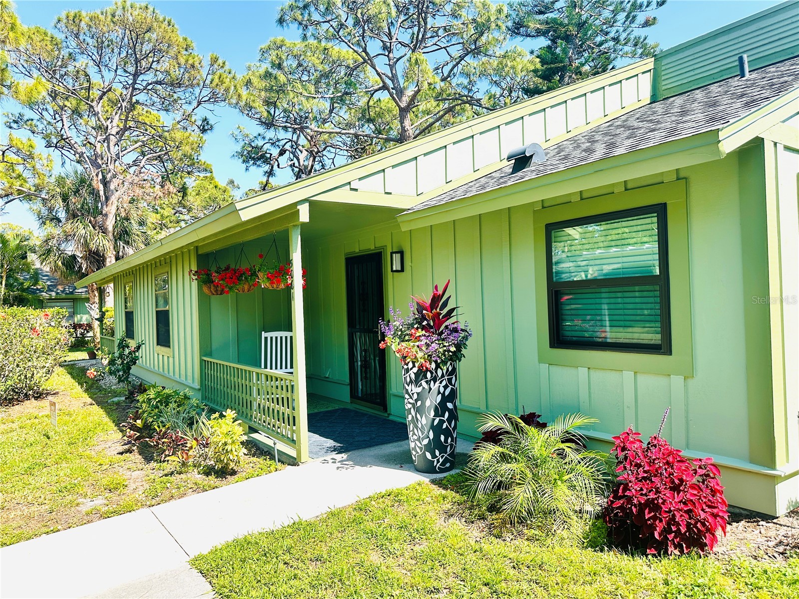 5061 Barrington Circle #1302 Sarasota FL 34234 A4684564 image1