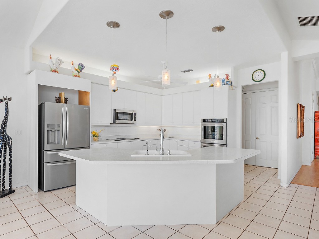 508 Siesta Drive Sarasota FL 34242 A4632039 image13