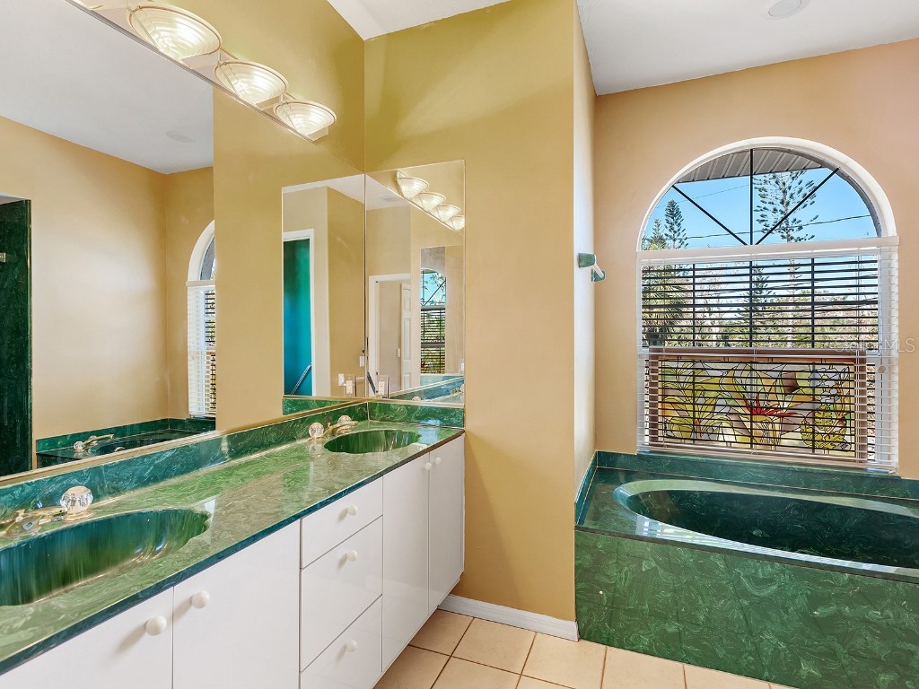 508 Siesta Drive Sarasota FL 34242 A4632039 image28