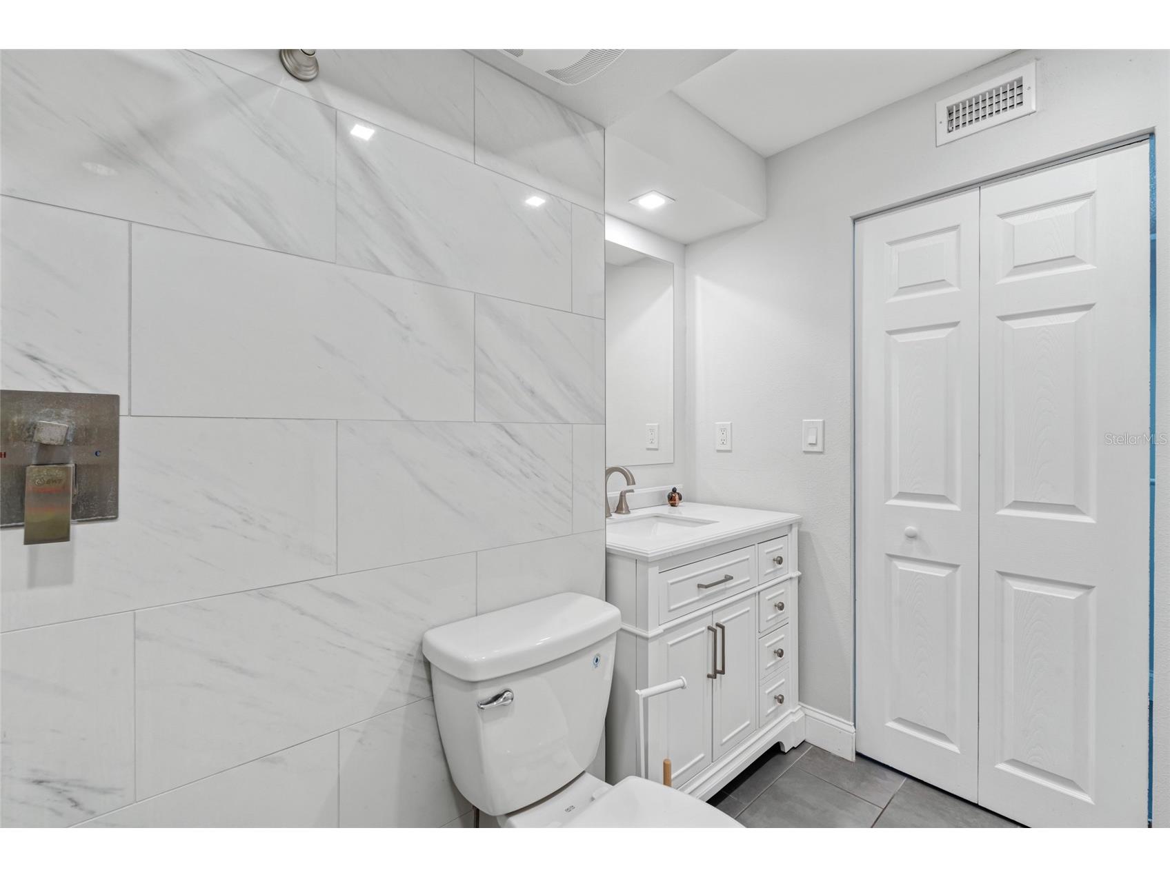 51 Island Way #411 Clearwater Beach FL 33767 TB8511927 image25