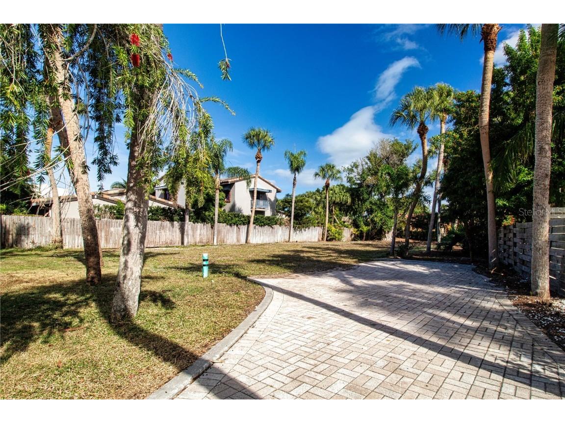 51 S Adams Drive Sarasota FL 34236 A4671523 image2