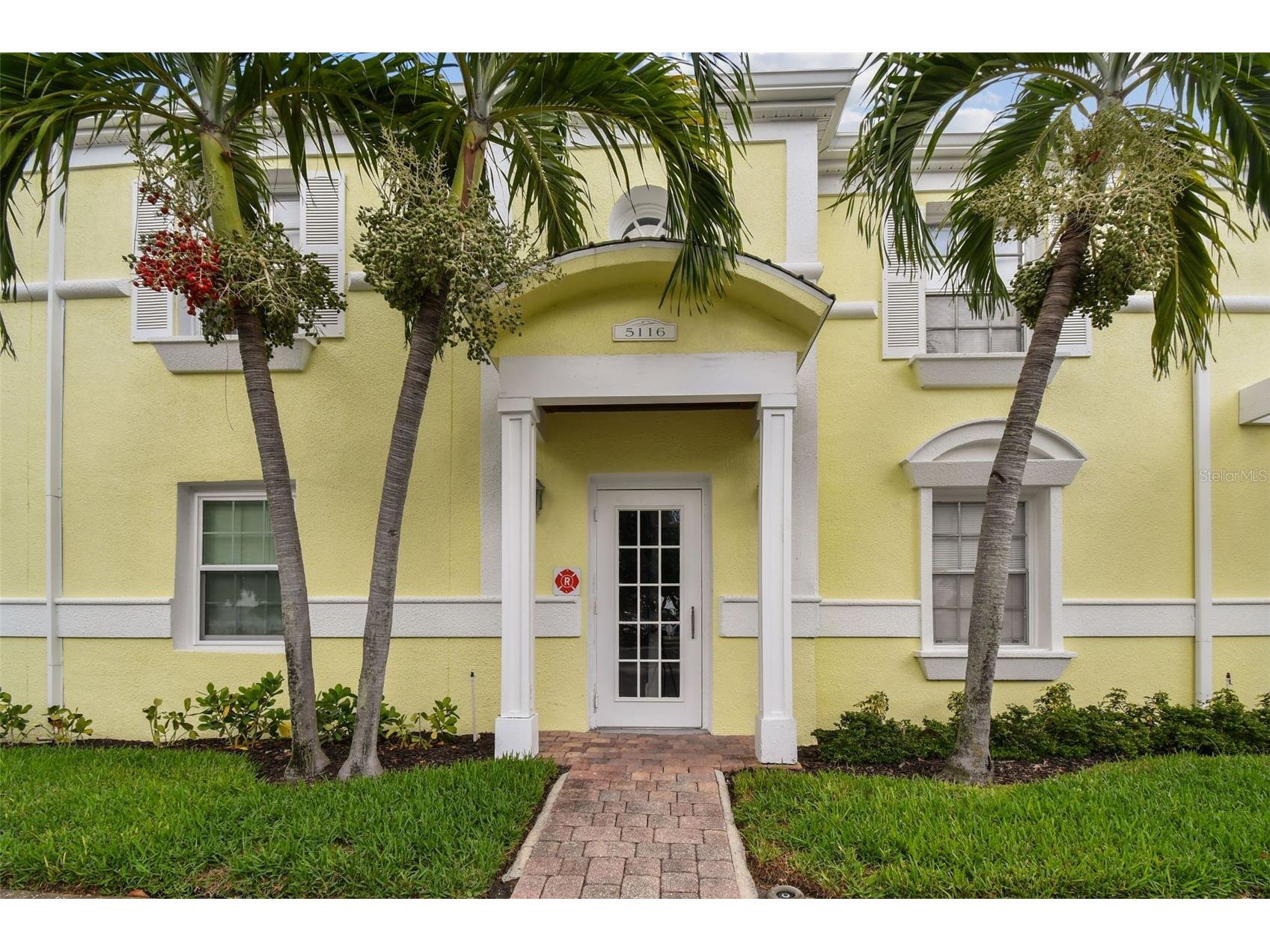 5116 Beach Drive SE #D Saint Petersburg FL 33705 - TAMPA BAY LITTLE BAYOU TB8432483 image1