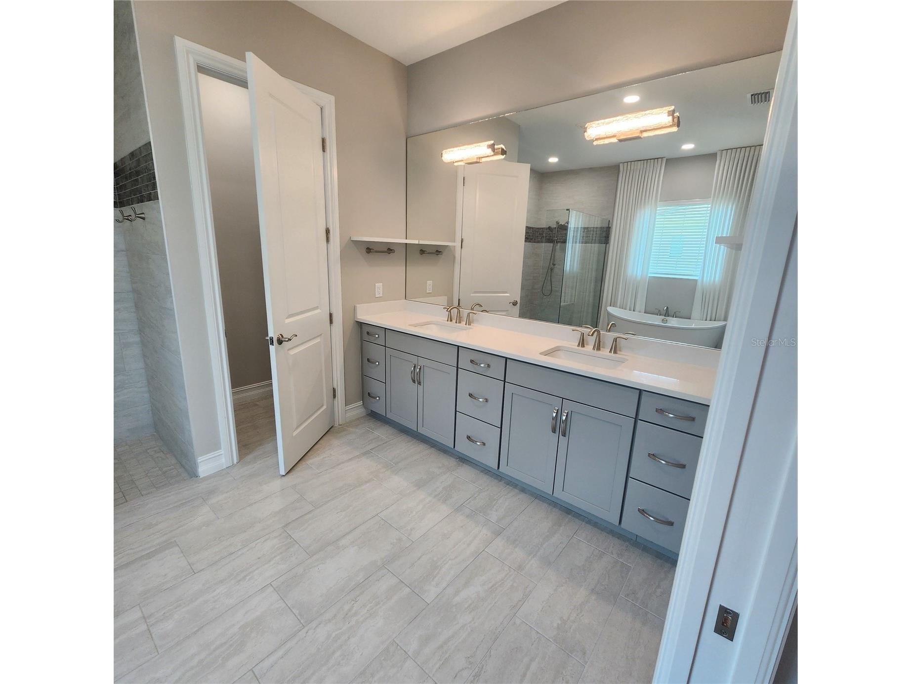 512 Blue Shell Loop Sarasota FL 34240 A4683955 image21