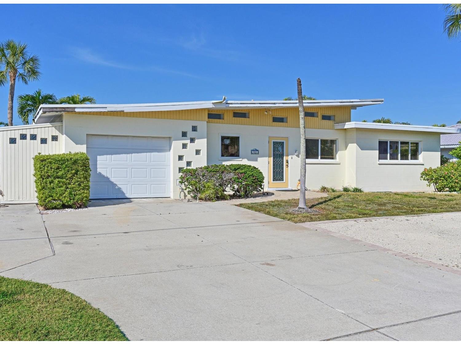 512 Key Royale Drive Holmes Beach FL 34217 A4693243 image1
