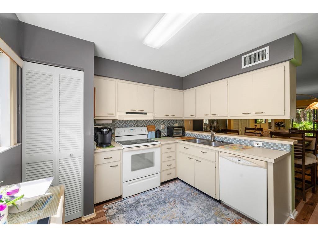 5146 Harpers Croft #13 Sarasota FL 34235 A4699919 image10