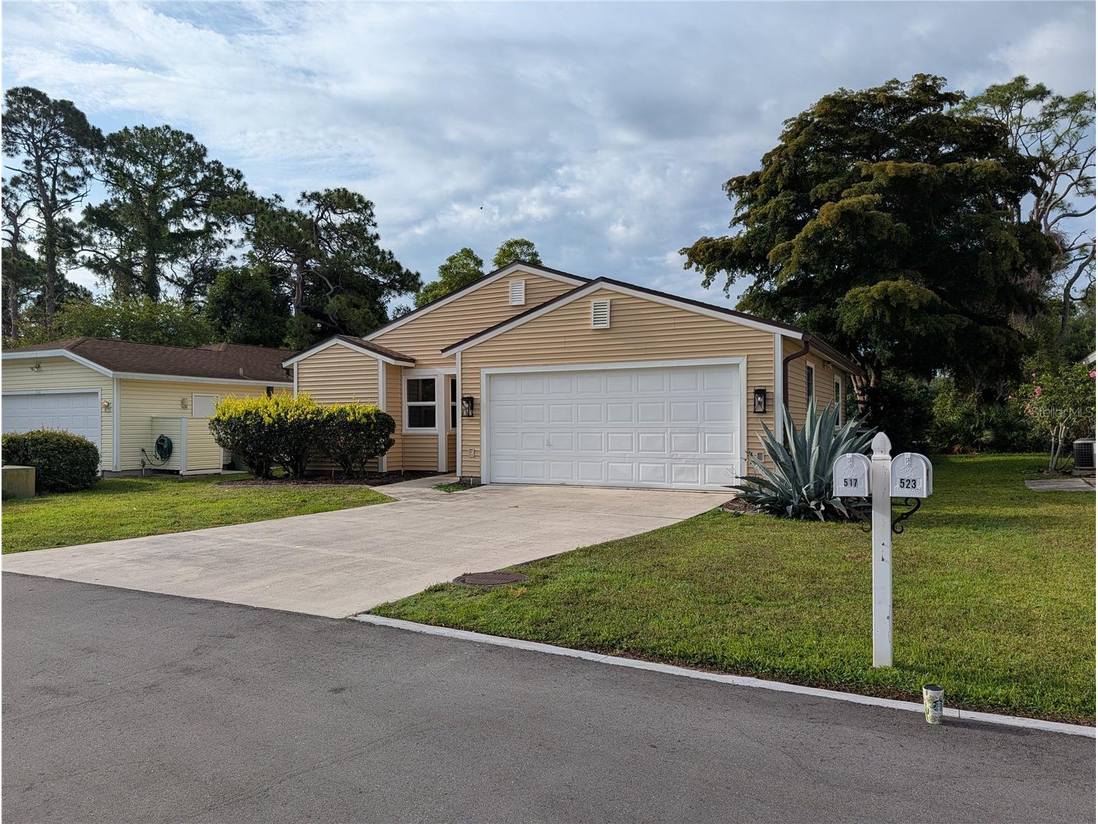 517 Bearded Oaks Circle Sarasota FL 34232 A4696585 image1