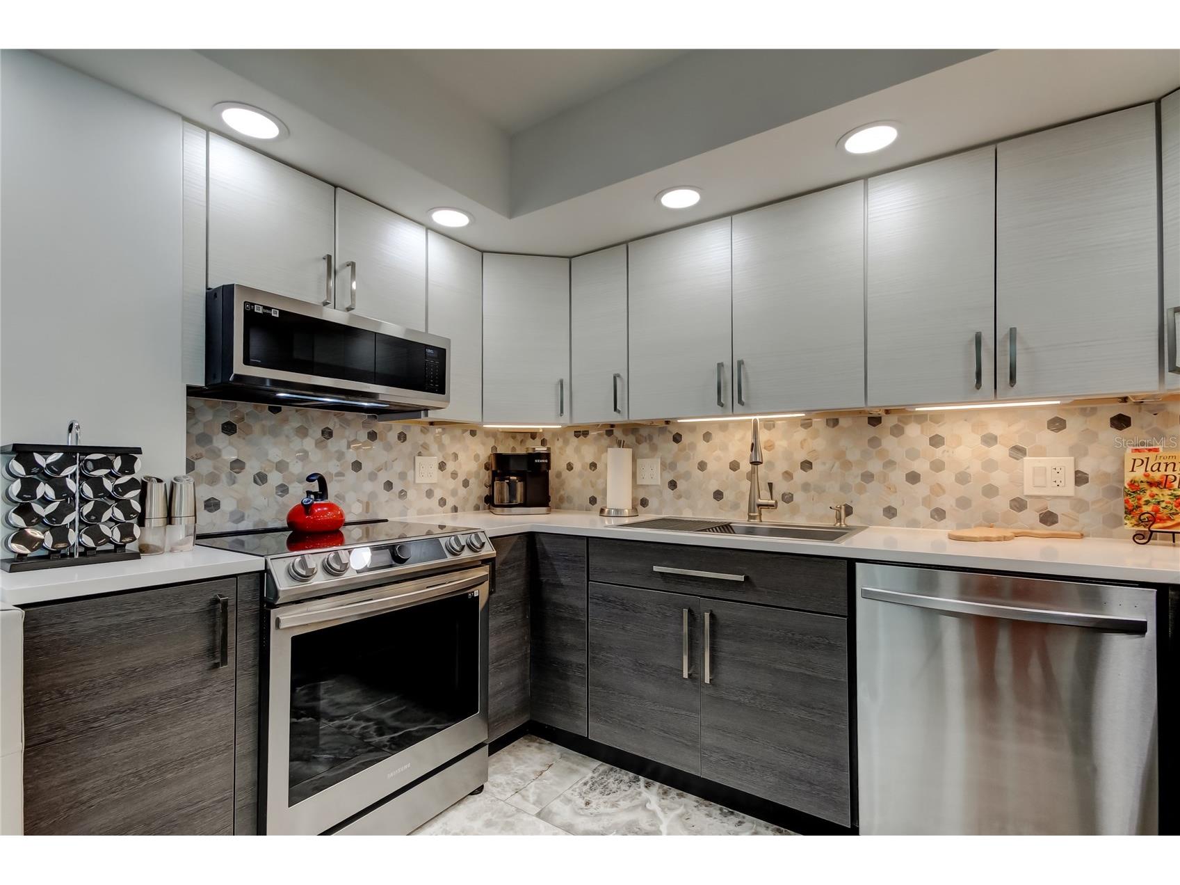 5200 Brittany Drive S #204 Saint Petersburg FL 33715 - TAMPA BAY TB8525282 image6