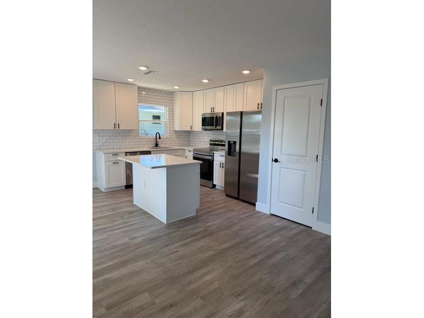 521 Skyline Drive E Lakeland FL 33801 L4961607 image2