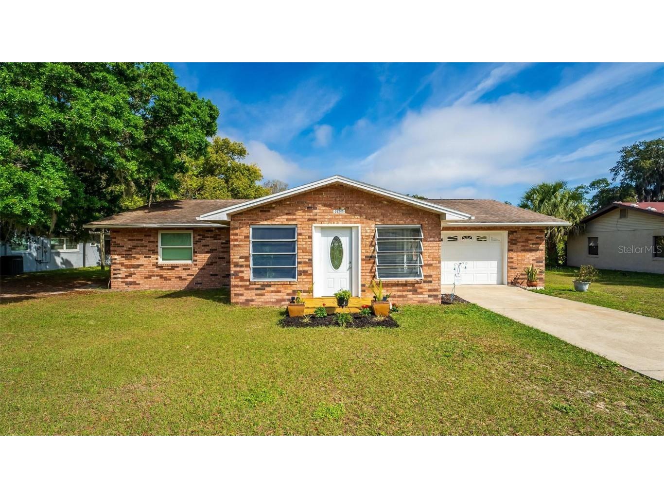 5243 Eagles Nest Road Fruitland Park FL 34731 - LAKE GRIFFIN O6186015 image1