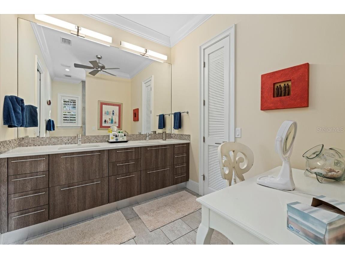 5246 Avenida Del Mare Sarasota FL 34242 - GRAND CANAL A4668272 image25